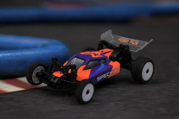 HOBBY PLUS RC 2WD BUGGY "SPECK-B" 1/24 RTR (RAZOR ORANGE) + ABSIMA HARDCASE TRANSPORTTASCHE